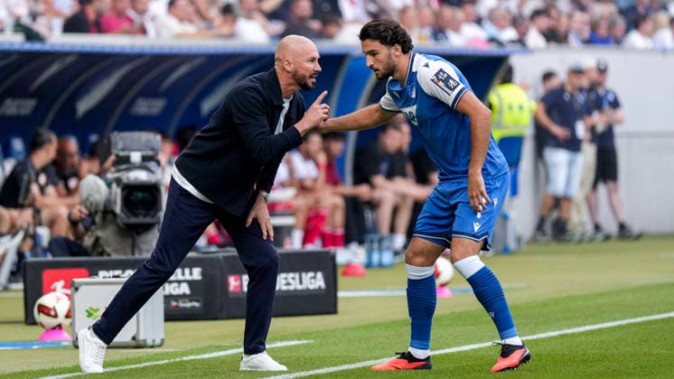 v.li.: Christian Ilzer (Trainer, Cheftrainer, Hoffenheim) und Leon Avdullahu (Hoffenheim, 7), im Gespräch, Diskussion auf dem Spielfeld, Action, Aktion, Spielszene, gibt seinem Spieler Anweisungen, gestikuliert, mit den Armen gestikulieren, 12.09.2026, Sinsheim (Deutschland), Fussball, Bundesliga, TSG 1899 Hoffenheim - VfB Stuttgart, DFB DFL REGULATIONS PROHIBIT ANY USE OF PHOTOGRAPHS AS IMAGE SEQUENCES AND OR QUASI-VIDEO. *** From left: Christian Ilzer, coach, head coach, Hoffenheim and Leon Avdullahu of Hoffenheim, 7, in conversation, discussion on the field, action, game scene, giving instructions to his player, gesturing, gesturing with his arms, September 12, 2026, Sinsheim, Germany, soccer, Bundesliga, TSG 1899 Hoffenheim vs. VfB Stuttgart, DFB and DFL regulations prohibit any use of photographs as image sequences and or quasi-video xozx