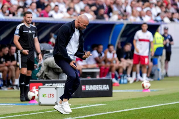 Christian Ilzer (Trainer, Cheftrainer, Hoffenheim), gibt Anweisungen, gestikuliert, mit den Armen gestikulieren, Freisteller, Ganzkörper, Einzelbild, Einzelfoto, Aktion, Action, am Spielfeldrand, an der Seitenauslinie, 12.09.2026, Sinsheim (Deutschland), Fussball, Bundesliga, TSG 1899 Hoffenheim - VfB Stuttgart, DFB DFL REGULATIONS PROHIBIT ANY USE OF PHOTOGRAPHS AS IMAGE SEQUENCES AND OR QUASI-VIDEO. *** Christian Ilzer, coach and head coach of Hoffenheim, gives instructions, gesturing with his arms; cutout, full-body, single frame, single photo, action, on the sidelines, at the sideline, September 12, 2026, Sinsheim, Germany, soccer, Bundesliga, TSG 1899 Hoffenheim vs. VfB Stuttgart, DFB and DFL regulations prohibit any use of photographs as image sequences and or quasi-video xozx