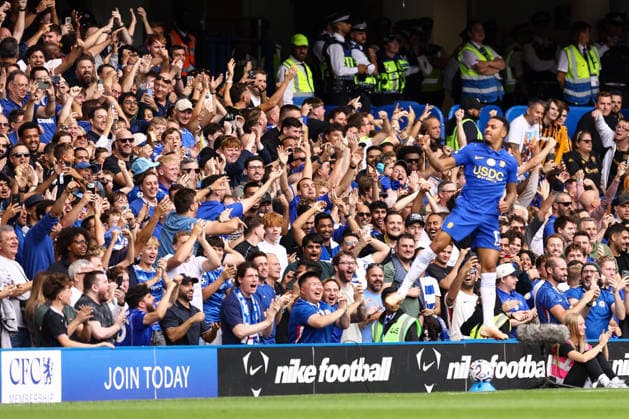 Chelsea v Hull City 12 September 2026, London - Premier League Football - Chelsea v Hull City - Morgan Rogers of Chelsea celebrates their first goal in front of the Chelsea fans - Photo: Jacques Feeney Offside. London UK *** Chelsea gegen Hull City, 12. September 2026, London, Premier League, Fußball: Chelsea gegen Hull City – Morgan Rogers von Chelsea feiert das erste Tor vor den Chelsea-Fans. Foto: Jacques Feeney, Offside, London, Großbritannien  Copyright: xJacquesxFeeneyx xOffsidexOffside
