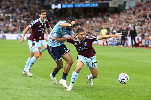 Aston Villa v N Forest 12 September 2026, Aston - Premier League Football - Aston Villa v Nottingham Forest - Daniel Munoz of Nottingham Forest and Emiliano Buendia of Aston Villa - Photo: Charlotte Wilson Offside. Aston UK *** Aston Villa gegen Nottingham Forest, 12. September 2026, Aston Premier League Fußball Aston Villa gegen Nottingham Forest Daniel Munoz von Nottingham Forest und Emiliano Buendia von Aston Villa Foto: Charlotte Wilson Offside Aston UK  Copyright: xCharlottexWilsonx xOffsidexOffside