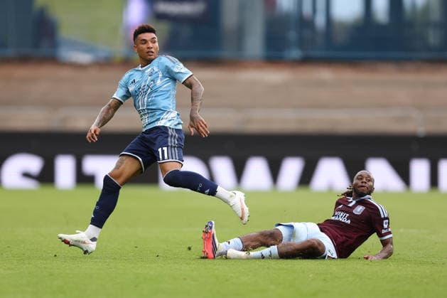 Aston Villa v N Forest 12 September 2026, Aston - Premier League Football - Aston Villa v Nottingham Forest - Igor Jesus of Nottingham Forest is tackled by Aaron Wan-Bissaka of Aston Villa - Photo: Charlotte Wilson Offside. Aston UK *** Aston Villa gegen Nottingham Forest, 12. September 2026, Aston Premier League Fußball Aston Villa gegen Nottingham Forest Igor Jesus von Nottingham Forest wird von Aaron Wan-Bissaka von Aston Villa gestoppt. Foto: Charlotte Wilson Offside Aston UK  Copyright: xCharlottexWilsonx xOffsidexOffside