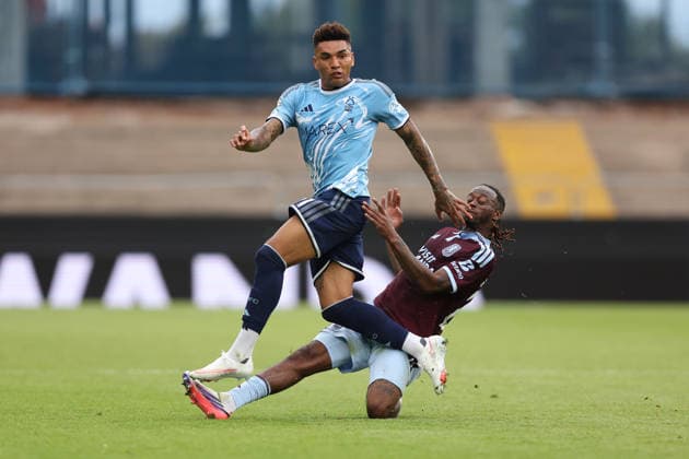 Aston Villa v N Forest 12 September 2026, Aston - Premier League Football - Aston Villa v Nottingham Forest - Igor Jesus of Nottingham Forest is tackled by Aaron Wan-Bissaka of Aston Villa - Photo: Charlotte Wilson Offside. Aston UK *** Aston Villa gegen Nottingham Forest, 12. September 2026, Aston Premier League Fußball Aston Villa gegen Nottingham Forest Igor Jesus von Nottingham Forest wird von Aaron Wan-Bissaka von Aston Villa gestoppt. Foto: Charlotte Wilson Offside Aston UK  Copyright: xCharlottexWilsonx xOffsidexOffside