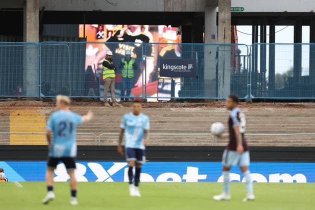 Aston Villa v N Forest 12 September 2026, Aston - Premier League Football - Aston Villa v Nottingham Forest - Construction workers watch the match from the North Stand - Photo: Charlotte Wilson Offside. Aston UK *** Aston Villa gegen Nottingham Forest, 12. September 2026, Aston Premier League – Fußball: Aston Villa gegen Nottingham Forest. Bauarbeiter verfolgen das Spiel von der Nordtribüne aus. Foto: Charlotte Wilson. Offside Aston UK  Copyright: xCharlottexWilsonx xOffsidexOffside
