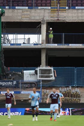 Aston Villa v N Forest 12 September 2026, Aston - Premier League Football - Aston Villa v Nottingham Forest - A construction worker watches the match from the North Stand - Photo: Charlotte Wilson Offside. Aston UK *** Aston Villa gegen N. Forest, 12. September 2026, Aston Premier League Fußball: Aston Villa gegen Nottingham Forest. Ein Bauarbeiter verfolgt das Spiel von der Nordtribüne aus. Foto: Charlotte Wilson, Offside Aston UK  Copyright: xCharlottexWilsonx xOffsidexOffside