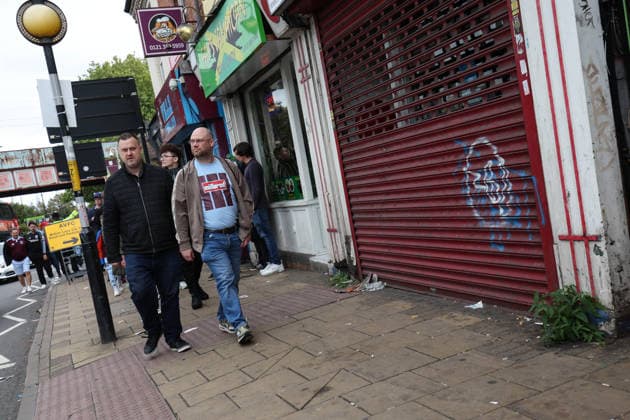 Aston Villa v N Forest 12 September 2026, Aston - Premier League Football - Aston Villa v Nottingham Forest - Aston Villa fans on their way to the match - Photo: Charlotte Wilson Offside. Aston UK *** Aston Villa gegen N. Forest, 12. September 2026, Aston Premier League Fußball Aston Villa gegen Nottingham Forest Aston-Villa-Fans auf dem Weg zum Spiel Foto: Charlotte Wilson Offside Aston UK  Copyright: xCharlottexWilsonx xOffsidexOffside