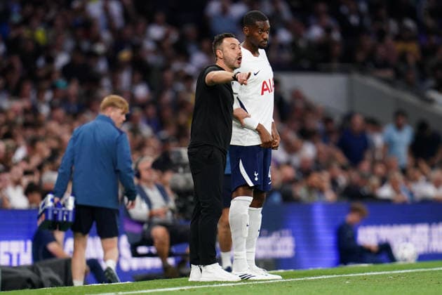 Premier League: Tottenham Hotspur v Everton Roberto De Zerbi manager of Tottenham Hotspur and Tosin Adarabioyo of Tottenham Hotspur during the Premier League match Tottenham Hotspur vs Everton at Tottenham Hotspur Stadium, London, United Kingdom on 12 September 2026 (Photo by Harvey Murphy News Images) Copyright: xHarveyxMurphy NewsxImagesx