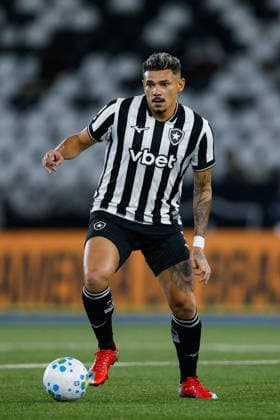 Soccer - Brasileirao 2026 - Botafogo v Red Bull Bragantino RIO DE JANEIRO, BRAZIL - SEPTEMBER 12: TIQUINHO SOARES of Botafogo controls the ball during the Brasileirao 2026 match between Botafogo and Red Bull Bragantino at Nilton Santos Stadium on September 12, 2026 in Rio de Janeiro, Brazil. Rio de Janeiro Nilton Santos Stadium Brazil Copyright: xRuanoxCarneiroxRuanoxCarneirox