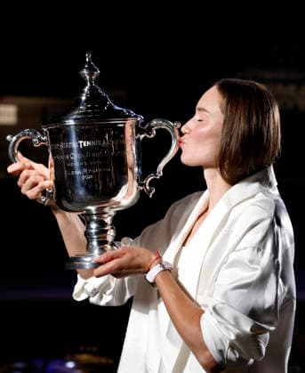Elena Rybakina of Kazakhstan kisses the championship trophy at the fountains in front of Arthur Ashe Stadium after defeating Aryna Sabalenka of Belarus in the Women s Finals match at the 2026 US Open Tennis Championship at the USTA Billie Jean King National Tennis Center in New York City on Saturday, September 12, 2026. Rybakina won with a score of 6-4, 5-7, 6-2.  NYP20260913018 JOHNxANGELILLO
