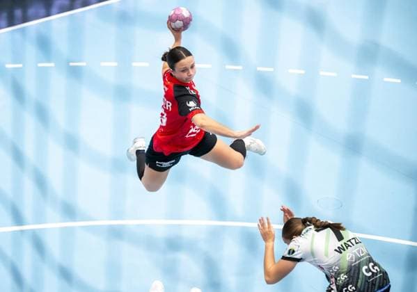 WOMEN S HANDBALL 2026–2027 3RD BUNDESLIGA, MATCHDAY 1: THC FRISCH AUF GÖPPINGEN ** FOR EDITORIAL PURPOSES ONLY ** EDITORIAL USE ONLY ** p 12 09 2026 Bad Langensalza Women’s Handball 1st Bundesliga Women’s Season 2026–2027 Salzhalle Matchday 3 Thüringer HC FRISCH AUF Göppingen in the photo: Sabrina Tröster 19 Thüringer HC in a duel with Lea Watzl 7 FRISCH AUF Göppingen Germany Thuringia Bad Langensalza Copyright SaschaxFromm Copyright: SaschaxFromm doc87kt87file8kejsjwci ,EDITORIAL USE ONLY Copyright: SaschaxFromm