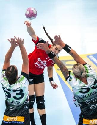WOMEN S HANDBALL 2026–2027 3RD BUNDESLIGA, MATCHDAY 1: THC FRISCH AUF GÖPPINGEN ** FOR EDITORIAL PURPOSES ONLY ** EDITORIAL USE ONLY ** p 12 09 2026 Bad Langensalza Women’s Handball 1st Bundesliga Women’s Season 2026–2027 Salzhalle Matchday 3 Thüringer HC FRISCH AUF Göppingen in the photo: Kelly De Abreu Rosa 77 Thüringer HC in a duel with Luisa Schulze 33 FRISCH AUF Göppingen and Stephanie Elies 63 FRISCH AUF Göppingen Germany Thuringia Bad Langensalza Copyright SaschaxFromm Copyright: SaschaxFromm doc87kt87raoud1lg0vt8l3 ,EDITORIAL USE ONLY Copyright: SaschaxFromm