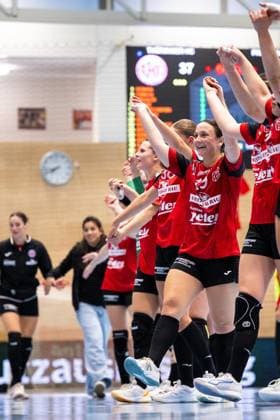 WOMEN S HANDBALL 2026–2027 3RD BUNDESLIGA, MATCHDAY 1: THC FRISCH AUF GÖPPINGEN ** FOR EDITORIAL USE ONLY ** ** p 12 09 2026 Bad Langensalza Women’s Handball 1st Bundesliga Women’s Season 2026–2027 Salzhalle Matchday 3 Thüringer HC FRISCH AUF Göppingen In the photo: The THC women celebrate their victory with the fans Germany Thuringia Bad Langensalza Copyright SaschaxFromm Copyright: SaschaxFromm doc87kt2otokeh1e07y1wci ,EDITORIAL USE ONLY Copyright: SaschaxFromm