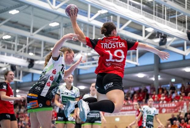 WOMEN S HANDBALL 2026–2027 3rd Bundesliga, Matchday 1: THC FRISCH AUF GÖPPINGEN ** FOR EDITORIAL PURPOSES ONLY ** EDITORIAL USE ONLY ** p 12 09 2026 Bad Langensalza Women’s Handball 1st Bundesliga Women’s Season 2026–2027 Salzhalle Match Day 3 Thüringer HC FRISCH AUF Göppingen in the photo: Sabrina Tröster 19 Thüringer HC in a duel with Mariel ten Velde 16 FRISCH AUF Göppingen Germany Thuringia Bad Langensalza Copyright SaschaxFromm Copyright: SaschaxFromm doc87kt3mhgmncdp603f08 ,EDITORIAL USE ONLY Copyright: SaschaxFromm