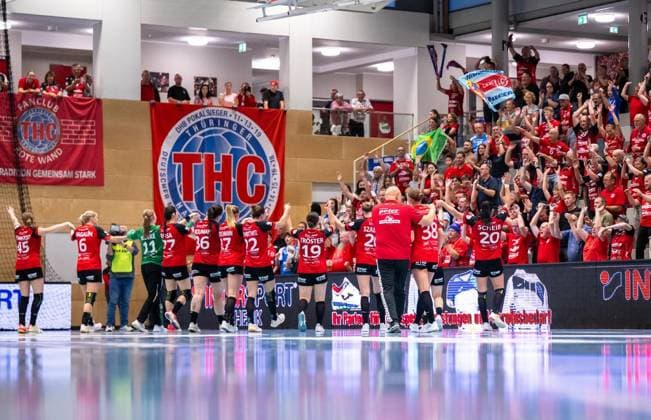 WOMEN S HANDBALL 2026–2027 3RD BUNDESLIGA 1ST MATCHDAY THC FRISCH AUF GÖPPINGEN ** FOR EDITORIAL PURPOSES ONLY ** EDITORIAL USE ONLY ** p 12 09 2026 Bad Langensalza Women’s Handball 1st Bundesliga Women’s Season 2026–2027 Salzhalle Matchday 3 Thüringer HC FRISCH AUF Göppingen In the photo: the THC women celebrate their victory with the fans Germany Thuringia Bad Langensalza Copyright SaschaxFromm Copyright: SaschaxFromm doc87kt2jpuu09zr5w9ez4 ,EDITORIAL USE ONLY Copyright: SaschaxFromm