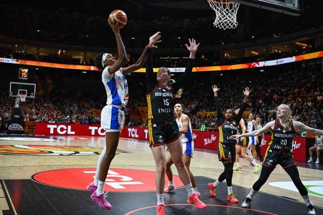 (260913) -- BERLIN, Sept. 13, 2026 -- Dominique Malonga (1st L) of France shoots during the semifinal match between France and Germany at the FIBA Women s Basketball World Cup 2026 in Berlin, Germany, Sept. 12, 2026. ) (SP)GERMANY-BERLIN-BASKETBALL-WOMEN S WORLD CUP-SEMIFINAL-FRA VS GER ZhangxHaofu 