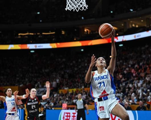 (260913) -- BERLIN, Sept. 13, 2026 -- Leila Lacan (front) of France goes for a layup during the semifinal match between France and Germany at the FIBA Women s Basketball World Cup 2026 in Berlin, Germany, Sept. 12, 2026. ) (SP)GERMANY-BERLIN-BASKETBALL-WOMEN S WORLD CUP-SEMIFINAL-FRA VS GER ZhangxHaofu 