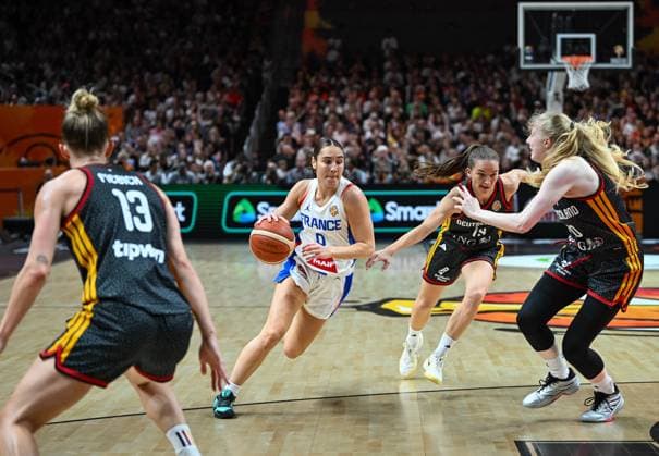 (260913) -- BERLIN, Sept. 13, 2026 -- Carla Leite (2nd L) of France breaks through during the semifinal match between France and Germany at the FIBA Women s Basketball World Cup 2026 in Berlin, Germany, Sept. 12, 2026. ) (SP)GERMANY-BERLIN-BASKETBALL-WOMEN S WORLD CUP-SEMIFINAL-FRA VS GER ZhangxHaofu 