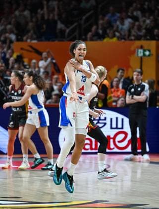Sport Bilder des Tages #2 (260913) -- BERLIN, Sept. 13, 2026 -- Janelle Salaun of France celebrates a three pionter during the semifinal match between France and Germany at the FIBA Women s Basketball World Cup 2026 in Berlin, Germany, Sept. 12, 2026. ) (SP)GERMANY-BERLIN-BASKETBALL-WOMEN S WORLD CUP-SEMIFINAL-FRA VS GER ZhangxHaofu 