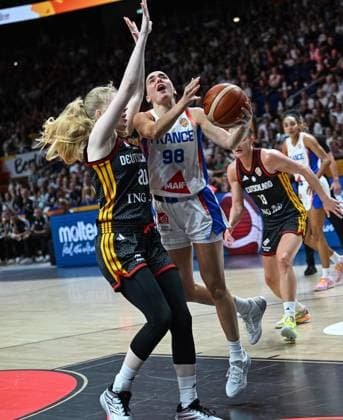 (260913) -- BERLIN, Sept. 13, 2026 -- Pauline Astier (2nd L) of France goes for a layup during the semifinal match between France and Germany at the FIBA Women s Basketball World Cup 2026 in Berlin, Germany, Sept. 12, 2026. ) (SP)GERMANY-BERLIN-BASKETBALL-WOMEN S WORLD CUP-SEMIFINAL-FRA VS GER ZhangxHaofu 
