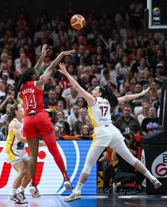 (260913) -- BERLIN, Sept. 13, 2026 -- Aliyah Boston (2nd L) of the United States shoots during the semifinal match between the United States and Spain at the FIBA Women s Basketball World Cup 2026 in Berlin, Germany, Sept. 12, 2026. ) (SP)GERMANY-BERLIN-BASKETBALL-WOMEN S WORLD CUP-SEMIFINAL-USA VS ESP ZhangxHaofu 