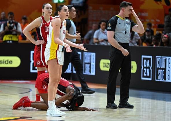 (260913) -- BERLIN, Sept. 13, 2026 -- Jackie Young (bottom) of the United States gets injured during the semifinal match between the United States and Spain at the FIBA Women s Basketball World Cup 2026 in Berlin, Germany, Sept. 12, 2026. ) (SP)GERMANY-BERLIN-BASKETBALL-WOMEN S WORLD CUP-SEMIFINAL-USA VS ESP ZhangxHaofu 