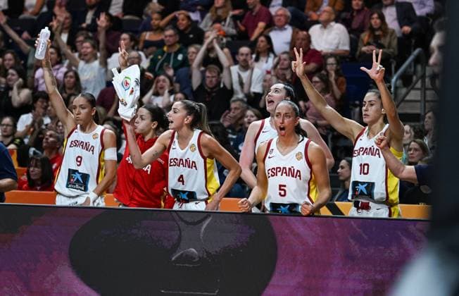 (260913) -- BERLIN, Sept. 13, 2026 -- Players of Spain celebrate scoring during the semifinal match between the United States and Spain at the FIBA Women s Basketball World Cup 2026 in Berlin, Germany, Sept. 12, 2026. ) (SP)GERMANY-BERLIN-BASKETBALL-WOMEN S WORLD CUP-SEMIFINAL-USA VS ESP ZhangxHaofu 