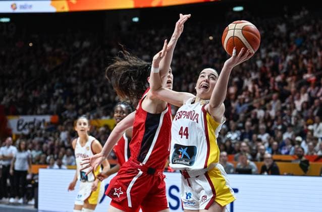 (260913) -- BERLIN, Sept. 13, 2026 -- Iyana Martin (R) of Spain goes for a layup during the semifinal match between the United States and Spain at the FIBA Women s Basketball World Cup 2026 in Berlin, Germany, Sept. 12, 2026. ) (SP)GERMANY-BERLIN-BASKETBALL-WOMEN S WORLD CUP-SEMIFINAL-USA VS ESP ZhangxHaofu 
