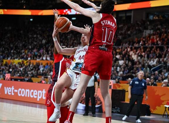 (260913) -- BERLIN, Sept. 13, 2026 -- Iyana Martin (C) of Spain goes for a layup during the semifinal match between the United States and Spain at the FIBA Women s Basketball World Cup 2026 in Berlin, Germany, Sept. 12, 2026. ) (SP)GERMANY-BERLIN-BASKETBALL-WOMEN S WORLD CUP-SEMIFINAL-USA VS ESP ZhangxHaofu 