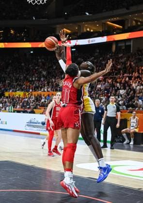 (260913) -- BERLIN, Sept. 13, 2026 -- Napheesa Collier (front) of the United States blocks Awa Fam of Spain during the semifinal match between the United States and Spain at the FIBA Women s Basketball World Cup 2026 in Berlin, Germany, Sept. 12, 2026. ) (SP)GERMANY-BERLIN-BASKETBALL-WOMEN S WORLD CUP-SEMIFINAL-USA VS ESP ZhangxHaofu 