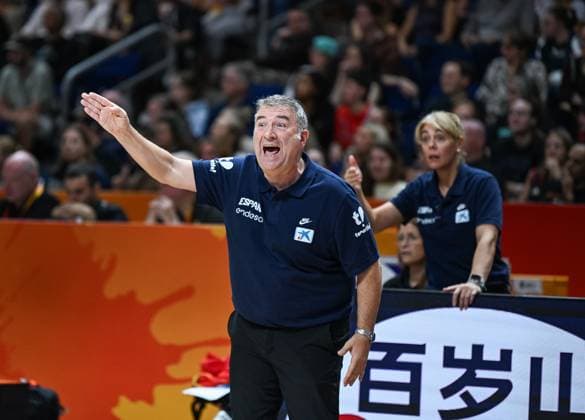 (260913) -- BERLIN, Sept. 13, 2026 -- Head coach of Spain Miguel Mendez gestures during the semifinal match between the United States and Spain at the FIBA Women s Basketball World Cup 2026 in Berlin, Germany, Sept. 12, 2026. ) (SP)GERMANY-BERLIN-BASKETBALL-WOMEN S WORLD CUP-SEMIFINAL-USA VS ESP ZhangxHaofu 