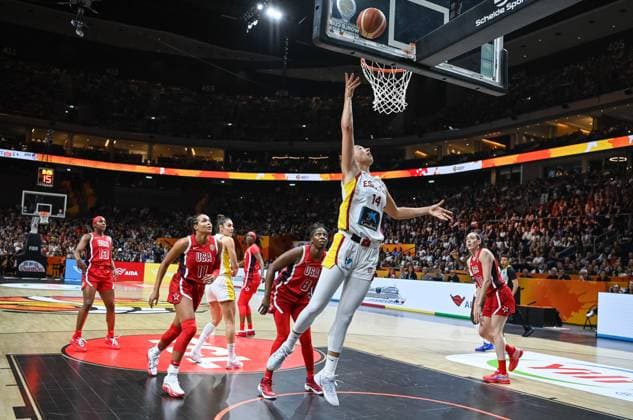 (260913) -- BERLIN, Sept. 13, 2026 -- Raquel Carrera (2nd R) of Spain goes for a layup during the semifinal match between the United States and Spain at the FIBA Women s Basketball World Cup 2026 in Berlin, Germany, Sept. 12, 2026. ) (SP)GERMANY-BERLIN-BASKETBALL-WOMEN S WORLD CUP-SEMIFINAL-USA VS ESP ZhangxHaofu 