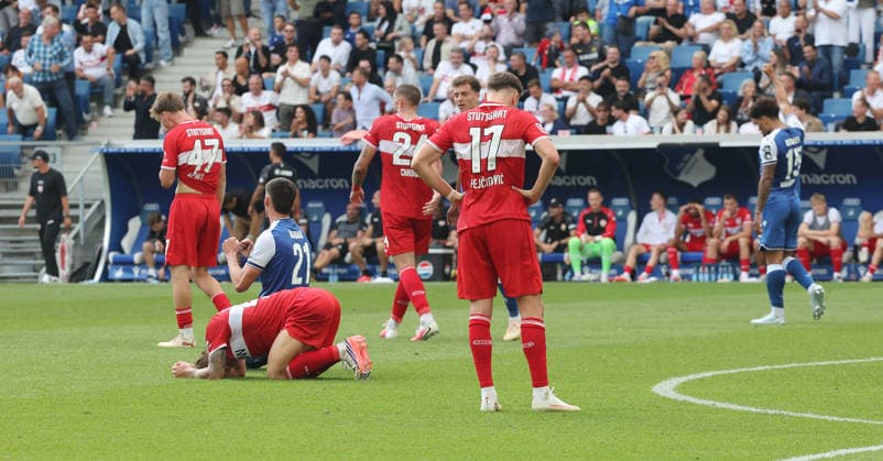 Sinsheim , Fußball Bundesliga TSG 1899 Hoffenheim vs. VfB Stuttgart , Enttäuschung VfB , Dzenan Pejcinovic *** Sinsheim, Bundesliga Soccer: TSG 1899 Hoffenheim vs. VfB Stuttgart, Disappointment for VfB, Dzenan Pejcinovic