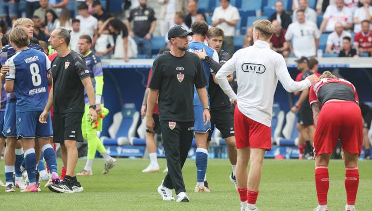 Sinsheim , Fußball Bundesliga TSG 1899 Hoffenheim vs. VfB Stuttgart , Enttäuschung VfB , , mitte: Trainer Sebastian Hoeneß *** Sinsheim, Bundesliga Soccer: TSG 1899 Hoffenheim vs. VfB Stuttgart, Disappointment for VfB, Coach Sebastian Hoeneß in the middle