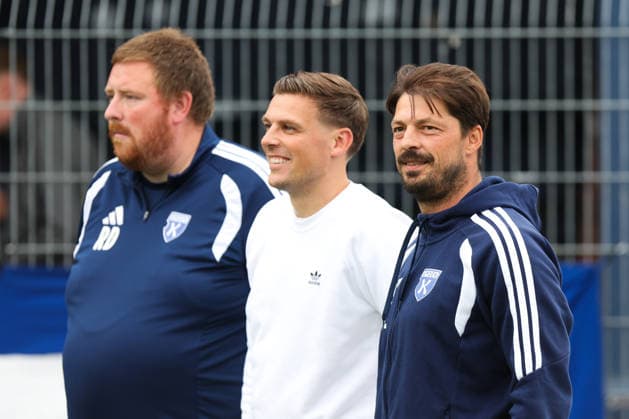 September 12, 2026, Soccer, Men s, Regionalliga Nord, Matchday 8, BSV Kickers Emden vs. SSV Jeddeloh II Coach Björn Lindemann (BSV Kickers Emden) with Technical Director Bastian Dassel (center, BSV Kickers Emden) and Video Analyst Robin Döge (left, BSV Kickers Emden)
