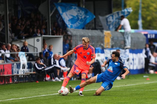 September 12, 2026, Soccer, Men s, Regionalliga Nord, Matchday 8, BSV Kickers Emden vs. SSV Jeddeloh II Marvin Benjamins (No. 19, orange) of BSV Kickers Emden in a tackle with Kamer Krasniqi (No. 10) of SSV Jeddeloh II