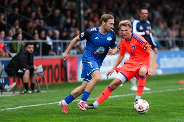 September 12, 2026, Soccer, Men s, Regionalliga Nord, Matchday 8, BSV Kickers Emden vs. SSV Jeddeloh II Marvin Benjamin in his orange jersey (19) of BSV Kickers Emden in a tackle with Tim Janßen (20) of SSV Jeddeloh II