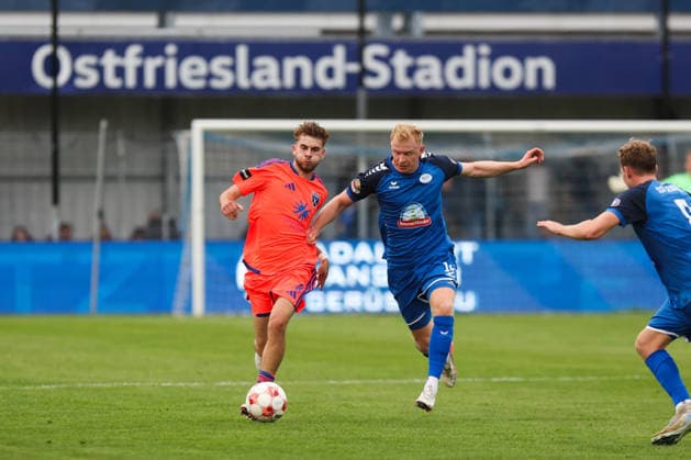 September 12, 2026, Soccer, Men s, Regionalliga Nord, Matchday 8, BSV Kickers Emden vs. SSV Jeddeloh II Bogdan Shubin (orange, No. 8) of BSV Kickers Emden in a tackle with Robin Krolikowski (No. 16) of SSV Jeddeloh II