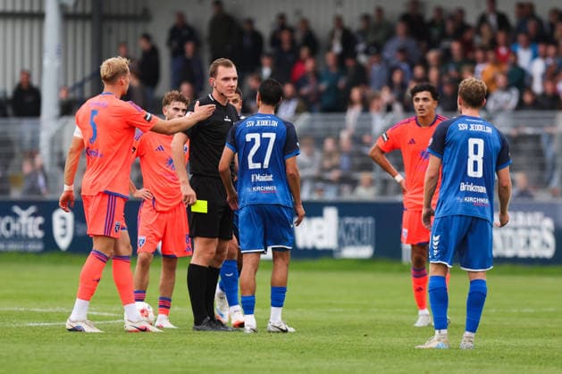September 12, 2026, Soccer, Men s, Regionalliga Nord, Matchday 8, BSV Kickers Emden vs. SSV Jeddeloh II. Referee Tom Leon Bender shows Ismail H. Maidat (No. 27, SSV Jeddeloh II) a yellow-red card.