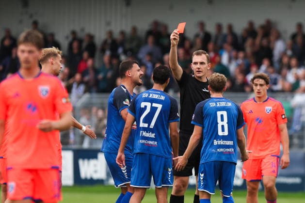 September 12, 2026, Soccer, Men s, Regionalliga Nord, Matchday 8, BSV Kickers Emden vs. SSV Jeddeloh II. Referee Tom Leon Bender shows Ismail H. Maidat (No. 27, SSV Jeddeloh II) a yellow-red card.