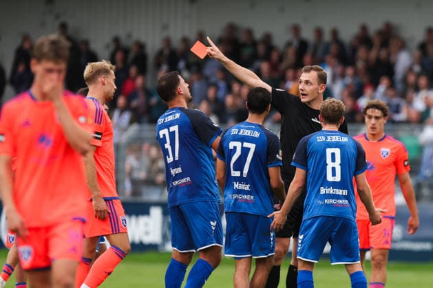 September 12, 2026, Soccer, Men s, Regionalliga Nord, Matchday 8, BSV Kickers Emden vs. SSV Jeddeloh II. Referee Tom Leon Bender shows Ismail H. Maidat (No. 27, SSV Jeddeloh II) a yellow-red card.