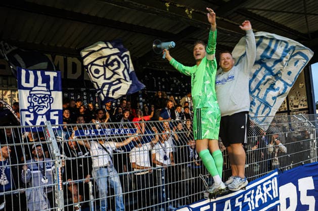 September 12, 2026, Soccer, Men s, Regionalliga Nord, Matchday 8, BSV Kickers Emden vs. SSV Jeddeloh II: Celebrations after the final whistle with goalkeeper Luca Petzold; BSV Kickers Emden fans on the fence