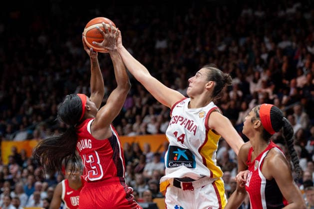 Spain v USA: Semifinal - FIBA Women s Basketball World Cup Germany 2026 Raquel Carrera and Jackie Young play during the FIBA Women s Basketball World Cup 2026 semi-finals match between Spain and the United States in Berlin, Germany, on September 12, 2026. Berlin Germany  Copyright: xMarcinxGolbax originalFilename:golba-spainvus260912_npGPu.jpg