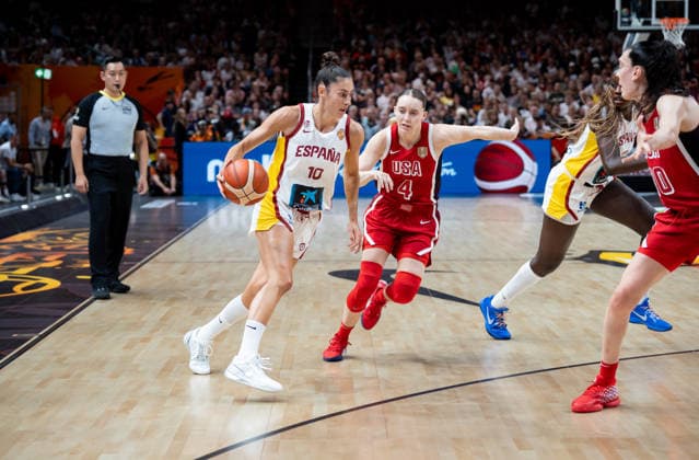 Spain v USA: Semifinal - FIBA Women s Basketball World Cup Germany 2026 Maria Conde and Paige Bueckers play during the FIBA Women s Basketball World Cup 2026 semi-finals match between Spain and the United States in Berlin, Germany, on September 12, 2026. Berlin Germany  Copyright: xMarcinxGolbax originalFilename:golba-spainvus260912_npOSV.jpg