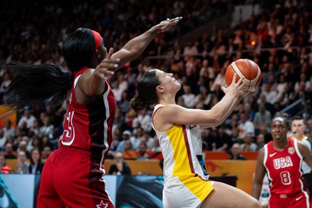 Spain v USA: Semifinal - FIBA Women s Basketball World Cup Germany 2026 Elena Buenavida and Jackie Young play during the FIBA Women s Basketball World Cup 2026 semi-finals match between Spain and the United States in Berlin, Germany, on September 12, 2026. Berlin Germany  Copyright: xMarcinxGolbax originalFilename:golba-spainvus260912_npQQZ.jpg