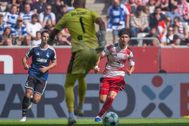 Tobias Fleckstein (MSV Duisburg), 05; Max Braune (MSV Duisburg), 01, with the ball, is tackled by Anas Slimani (Fortuna Düsseldorf), 34; Fortuna Düsseldorf vs. MSV Duisburg, soccer, 3rd Division, Matchday 05, 2026–27 season, December 9, 2026, DFL regulations prohibit any use of photographs as image sequences and or quasi-video. Fortuna Düsseldorf vs. MSV Duisburg, soccer, 3rd League, Matchday 5, 2026–27 season, September 12, 2026, Düsseldorf Copyright: xEibner-Pressefoto LukasxBaldygax EP_LBA