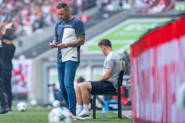 Dietmar Hirsch, MSV Duisburg coach, looks over his notes: Fortuna Düsseldorf vs. MSV Duisburg, soccer, 3. Liga, Matchday 5, 2026–27 season, September 12, 2026, DFL regulations prohibit any use of photographs as image sequences and or quasi-video. Fortuna Düsseldorf vs. MSV Duisburg, soccer, 3. Liga, Matchday 5, 2026–27 season, September 12, 2026, Düsseldorf Copyright: xEibner-Pressefoto LukasxBaldygax EP_LBA