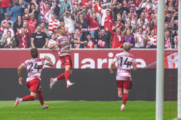 Fabian Schleusener of Fortuna Düsseldorf, 24, slides toward the jubilant goal scorer Eric Hottmann of Fortuna Düsseldorf, 09, Jomaine Consbruch (Fortuna Düsseldorf), 14 Fortuna Düsseldorf vs. MSV Duisburg, Soccer, 3rd Division, Matchday 5, 2026–27 Season, December 9, 2026, DFL regulations prohibit any use of photographs as image sequences and or quasi-video. Fortuna Düsseldorf vs. MSV Duisburg, soccer, 3. Liga, Matchday 5, 2026–27 season, September 12, 2026, Düsseldorf Copyright: xEibner-Pressefoto LukasxBaldygax EP_LBA