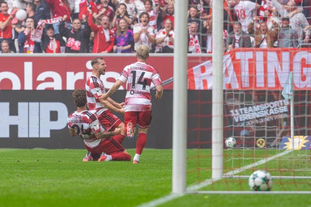 Fabian Schleusener of Fortuna Düsseldorf, 24, slides toward the jubilant goal scorer Eric Hottmann of Fortuna Düsseldorf, 09, Jomaine Consbruch (Fortuna Düsseldorf), 14 Fortuna Düsseldorf vs. MSV Duisburg, Soccer, 3rd Division, Matchday 5, 2026–27 Season, December 9, 2026, DFL regulations prohibit any use of photographs as image sequences and or quasi-video. Fortuna Düsseldorf vs. MSV Duisburg, soccer, 3. Liga, Matchday 5, 2026–27 season, September 12, 2026, Düsseldorf Copyright: xEibner-Pressefoto LukasxBaldygax EP_LBA