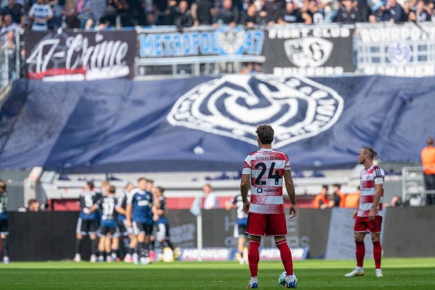 Fabian Schleusener of Fortuna Düsseldorf, 24, looks toward his teammates after falling behind 1–0; the MSV Duisburg crest is above him. Fortuna Düsseldorf vs. MSV Duisburg, soccer, 3. Liga, Matchday 5, 2026–27 season, September 12, 2026, DFL regulations prohibit any use of photographs as image sequences and or quasi-video. Fortuna Düsseldorf vs. MSV Duisburg, soccer, 3. Liga, Matchday 5, 2026–27 season, September 12, 2026, Düsseldorf Copyright: xEibner-Pressefoto LukasxBaldygax EP_LBA