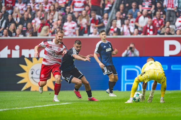 Eric Hottmann (Fortuna Düsseldorf, 09) is blocked by Rasim Bulic (MSV Duisburg, 06), allowing Max Braune (MSV Duisburg, 01) to collect the ball. Fortuna Düsseldorf vs. MSV Duisburg, Soccer, 3rd Division, Matchday 05, 2026–27 Season, December 9, 2026, DFL regulations prohibit any use of photographs as image sequences and or quasi-video. Fortuna Düsseldorf vs. MSV Duisburg, soccer, 3. Liga, Matchday 5, 2026–27 season, September 12, 2026, Düsseldorf Copyright: xEibner-Pressefoto LukasxBaldygax EP_LBA
