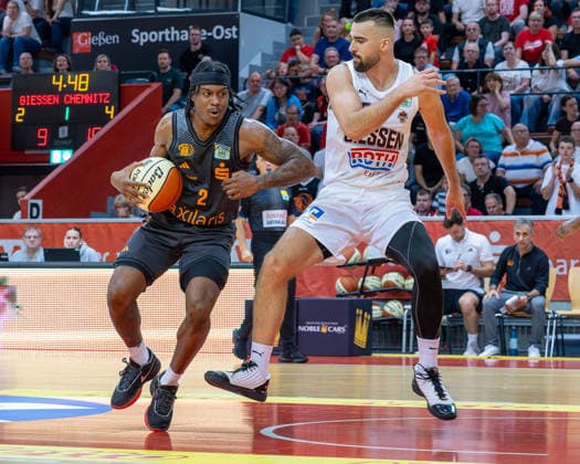 Stefan Smith, NINERS Chemnitz, 02; Viktor Kovacevic, GIESSEN 46ers, 25; Giessen 46ers vs. Niners Chemnitz, Basketball, Netto BBL Cup, DBB Cup, Matchday 1, 2026–2027 Season, September 12, 2026, Giessen 46ers vs. Niners Chemnitz, Basketball, Netto BBL Cup, DBB Cup, Matchday 1, 2026–2027 season, September 12, 2026, Ostpreussenviertel Copyright: xEibner-Pressefoto JoergxHeinrichx EP_JHR